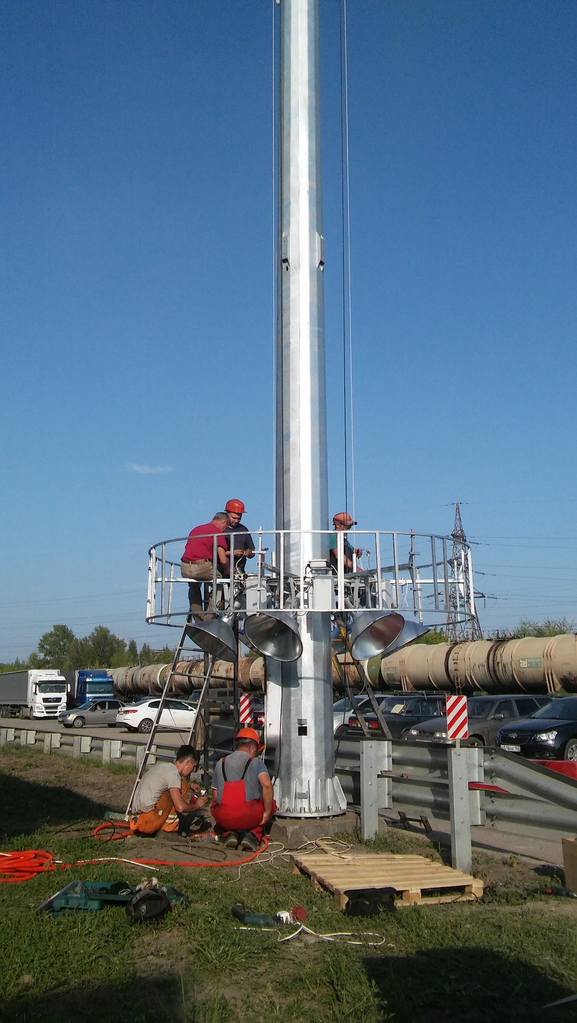 Поставка мачт освещения с мобильной короной в г.Пермь на завод &quot;Уралхим&quot;